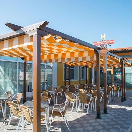 Hotel Camino Real Dueñas Zewnętrze zdjęcie