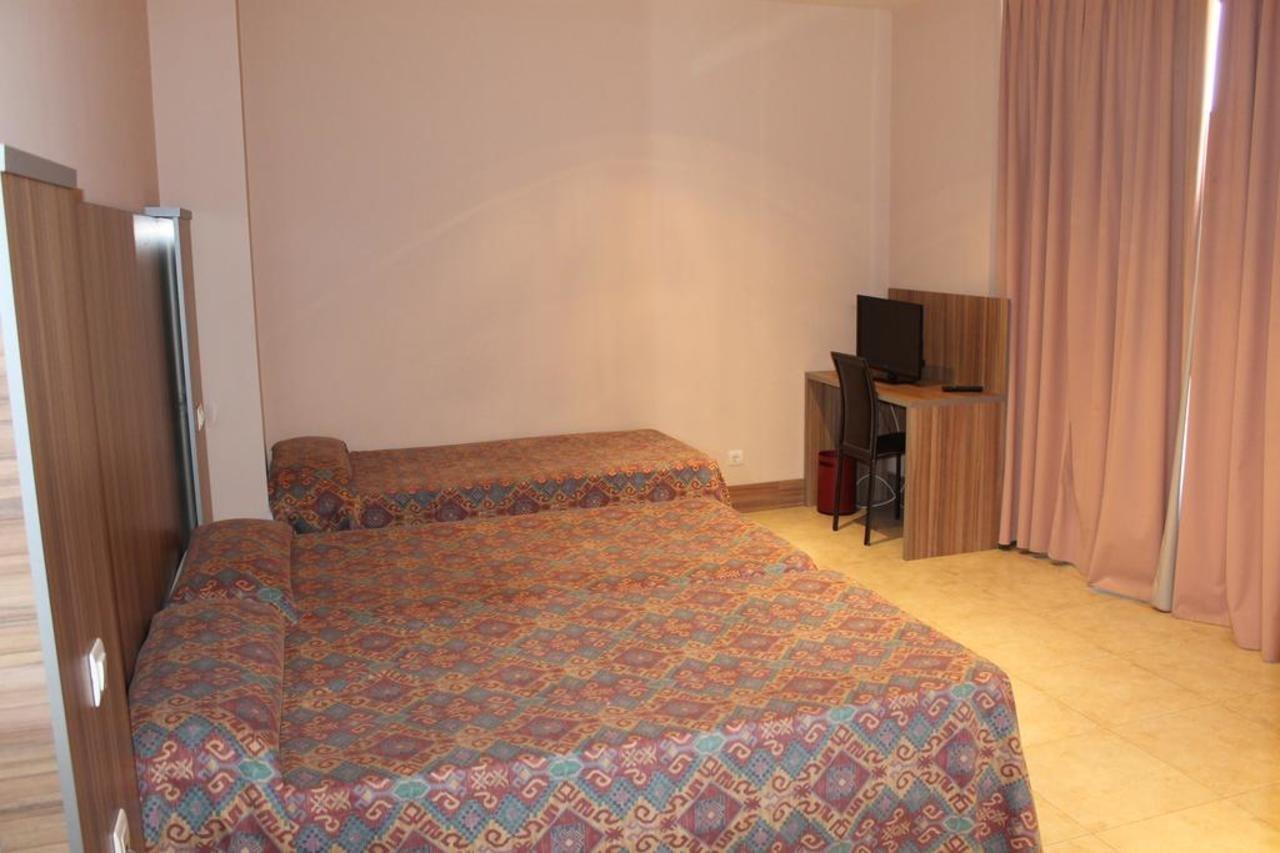 Hotel Camino Real Dueñas Zewnętrze zdjęcie