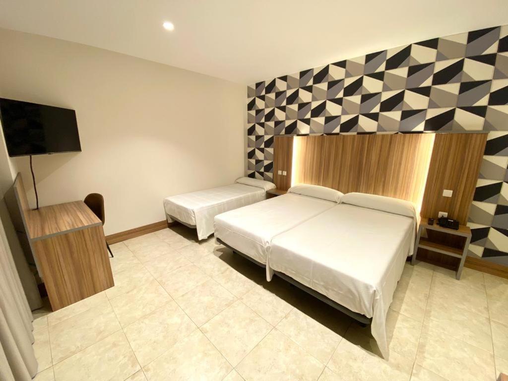 Hotel Camino Real Dueñas Zewnętrze zdjęcie