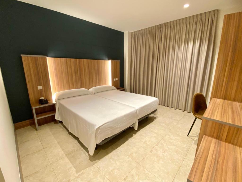 Hotel Camino Real Dueñas Zewnętrze zdjęcie
