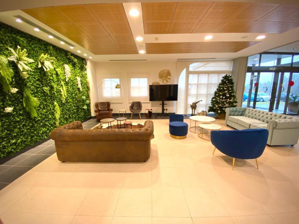 Hotel Camino Real Dueñas Zewnętrze zdjęcie