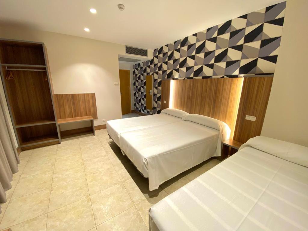 Hotel Camino Real Dueñas Zewnętrze zdjęcie