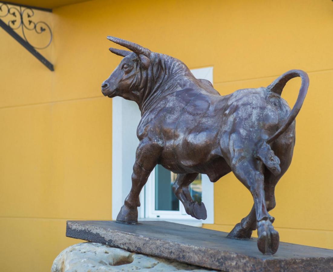 Hotel Camino Real Dueñas Zewnętrze zdjęcie