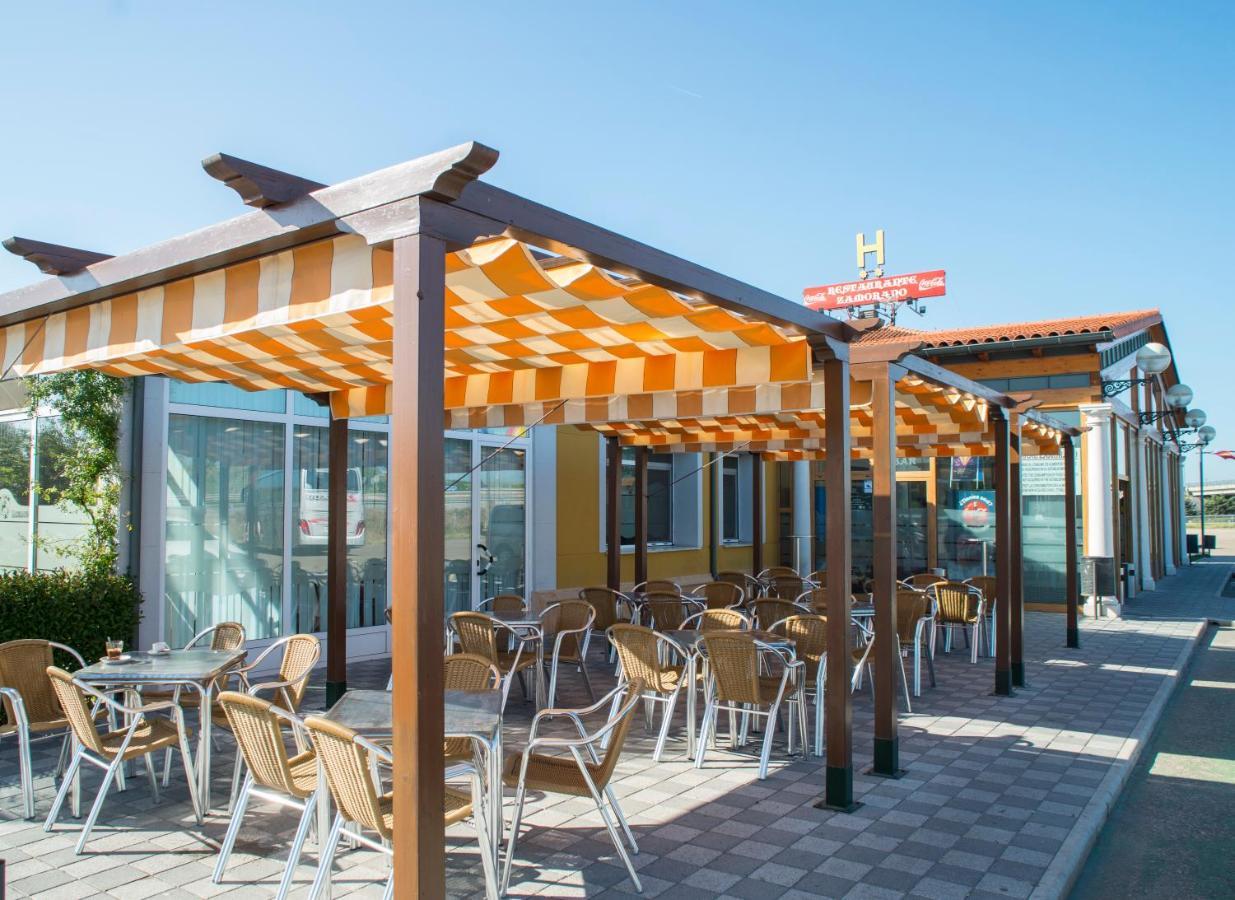 Hotel Camino Real Dueñas Zewnętrze zdjęcie