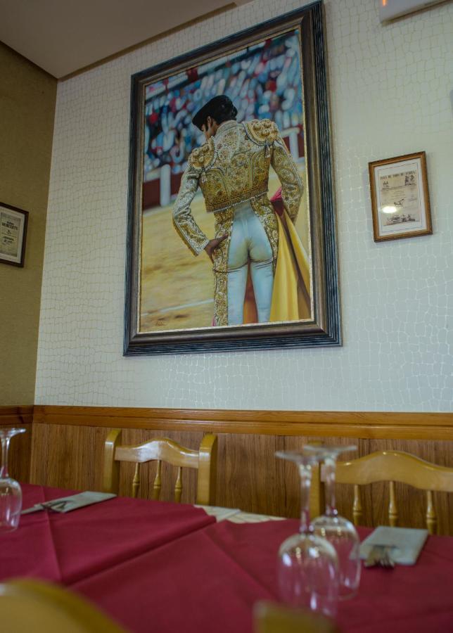 Hotel Camino Real Dueñas Zewnętrze zdjęcie