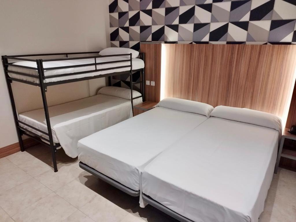 Hotel Camino Real Dueñas Zewnętrze zdjęcie