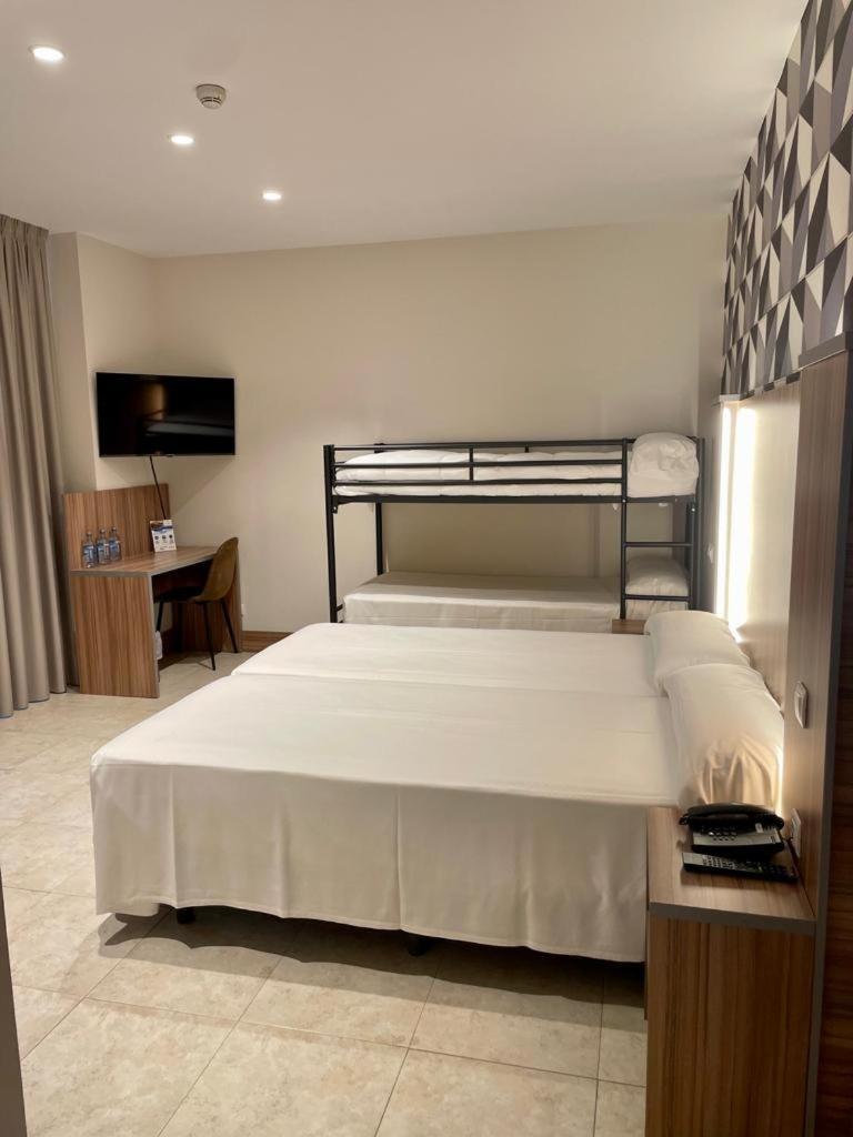 Hotel Camino Real Dueñas Zewnętrze zdjęcie