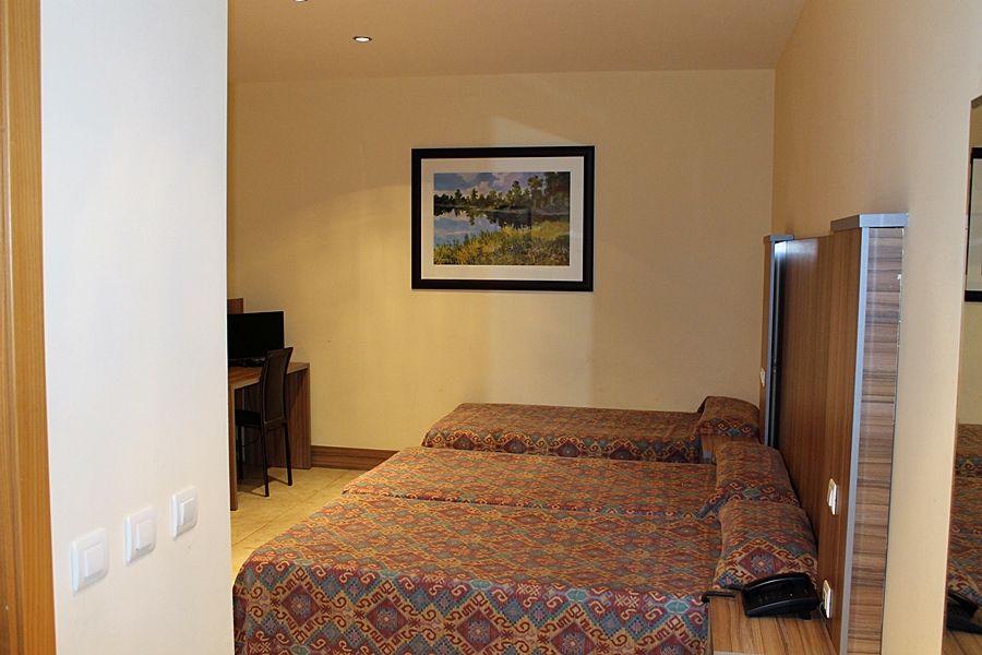 Hotel Camino Real Dueñas Zewnętrze zdjęcie