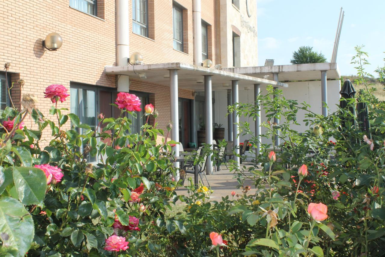 Hotel Camino Real Dueñas Zewnętrze zdjęcie